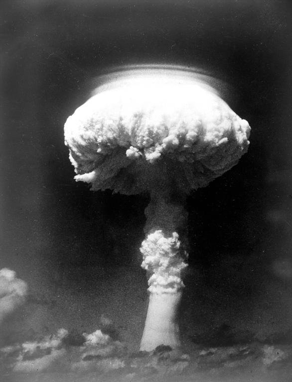 Vue aérienne: Explosion de la première bombe H britannique (Malden Island, 15 mai 1957)