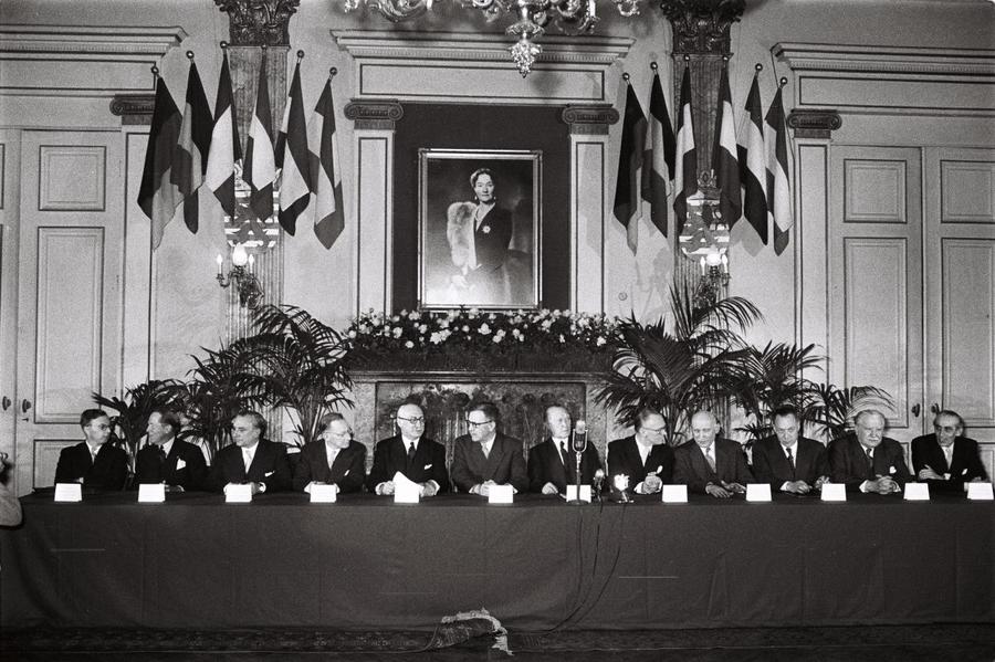 Vue générale de la première réunion du Conseil spécial de ministres de la CECA (Luxembourg, 8 septembre 1952)